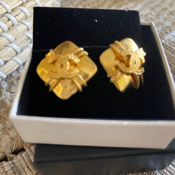Vintage Authentic Chanel clip on Earrings w/Box - Picture 2 of 12
